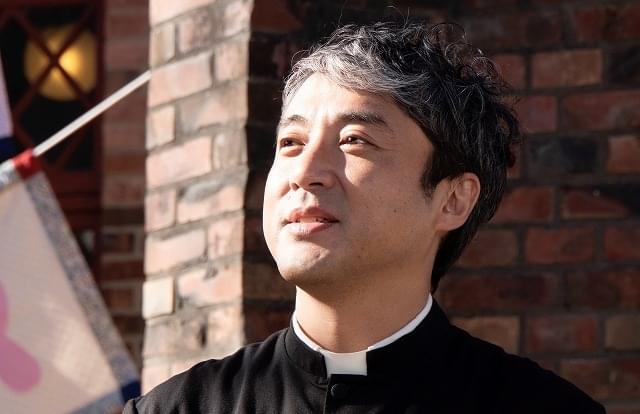 ムロツヨシ、映画初主演！ 男手ひとつで娘を育てる牧師を演じる「マイ・ダディ」今秋公開