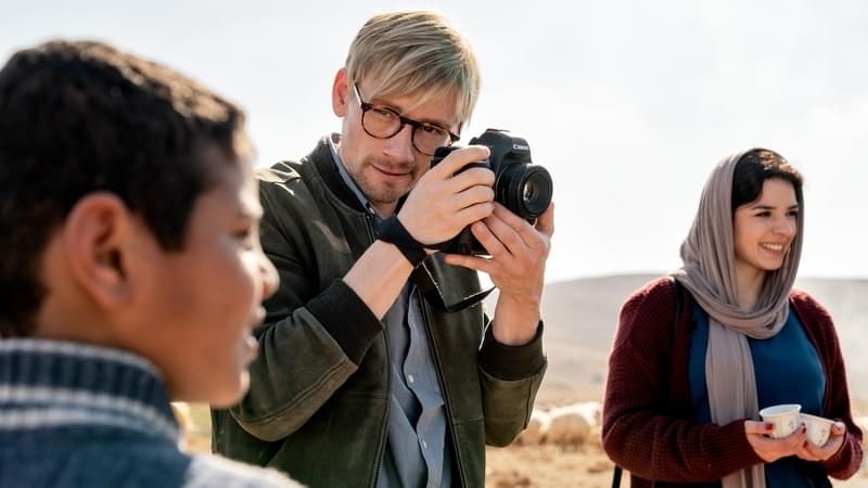 取材中に突然の拘束→恐怖の人質生活へ 「ある人質 生還までの398日」本編映像