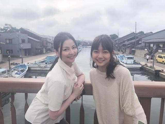 撮影時の香里奈（左）と深川麻衣
