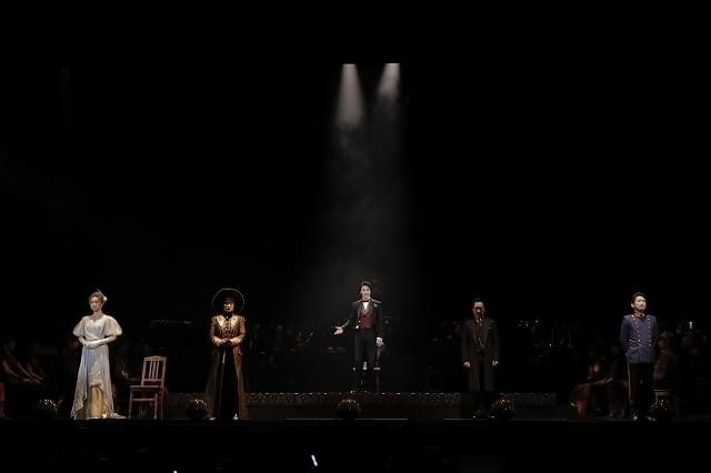 左から、ソフィ役の愛希れいか、ジーガ役の濱田めぐみ、アイゼンハイム役の海宝直人、ウール警部役の栗原英雄、皇太子役の成河