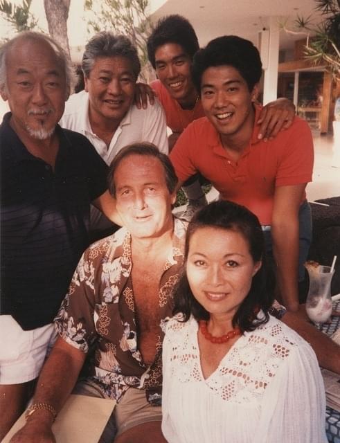 ミヤギ役でお馴染みの俳優ノリユキ・パット・モリタ(左端)