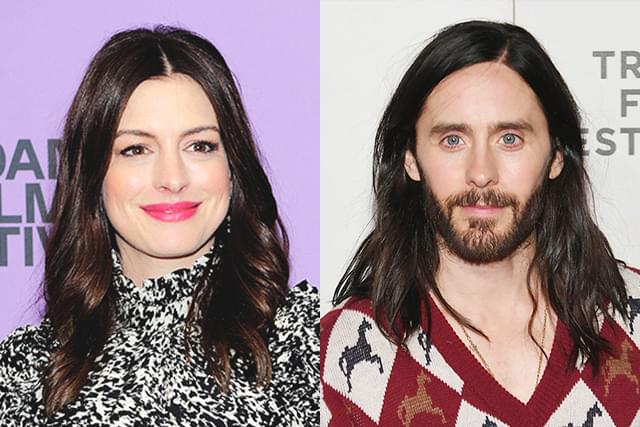 アン・ハサウェイ(左)、ジャレッド・レト(右)