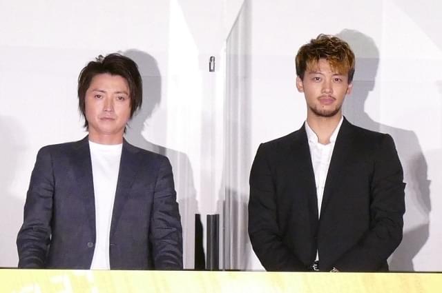 舞台挨拶に立った藤原竜也と竹内涼真