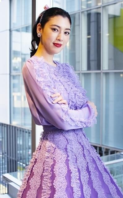 インタビューに応じた三吉彩花