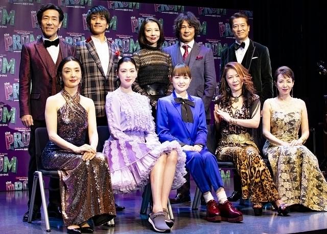 製作発表で勢揃いしたキャストの面々。前列左より、草刈民代、三吉、葵、大黒摩季、保坂知寿、後列左より岸谷五朗、佐賀龍彦、霧矢大夢、TAKE、寺脇康文