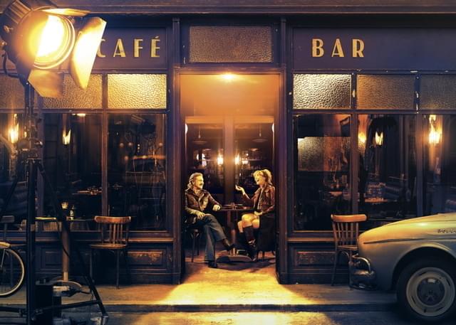 客の戻りたい過去を映画セットで再現する