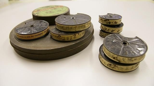 荻野茂二が使っていた、9.5ミリのボビン(リール)と16ミリのフィルム缶