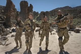 ミラ・ジョボビッチ「自分でやる」 実写「モンハン」軍隊仕込みのアクション収めたメイキング映像