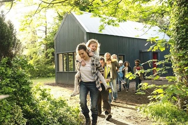 シーアの楽曲が導く母娘の再生 「シャンデリア」「Titanium」が彩る「サンドラの小さな家」本編映像