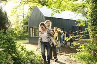 シーアの楽曲が導く母娘の再生 「シャンデリア」「Titanium」が彩る「サンドラの小さな家」本編映像