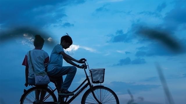 「漢南夏日」（英題：Summer Blur）