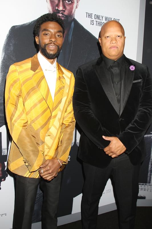 「21ブリッジ」のプレミアにて(左から)チャドウィック・ボーズマンさん、ローガン・コールズ