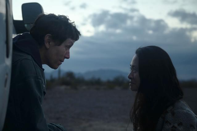 クロエ・ジャオ監督(右)と主演のフランシス・マクドーマンド