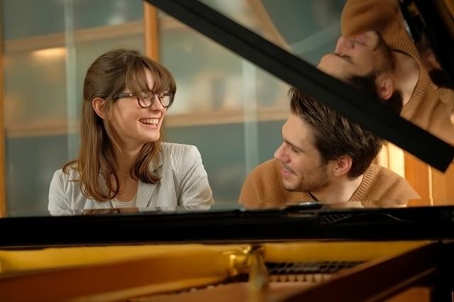 ヒロインのオリヴィアを演じたジョセフィーヌ・ジャピ（左）