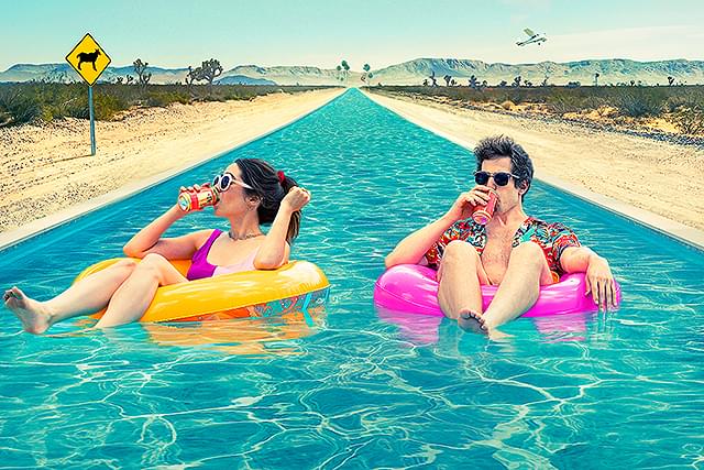 【「パーム・スプリングス」評論】盛りだくさんな要素で楽しませつつ、本質的には現代的で勇猛果敢な人間ドラマ