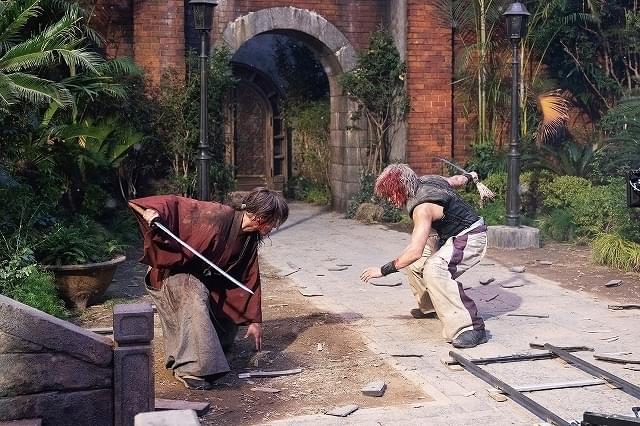 撮影では精巧なセットがド派手に破壊されていった