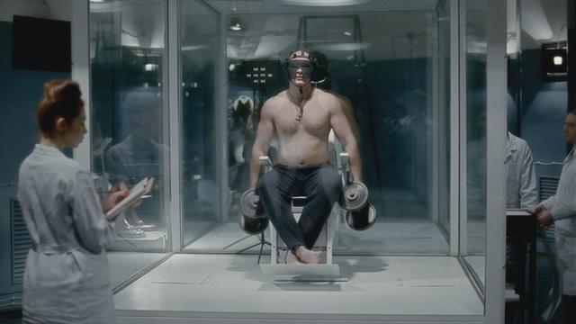 秘密研究所内部を映す