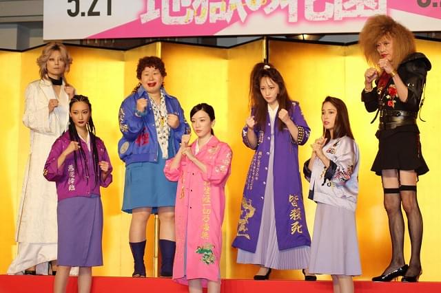 OLの制服に特攻服をまとい、強烈なインパクトを放つ役衣装で登場