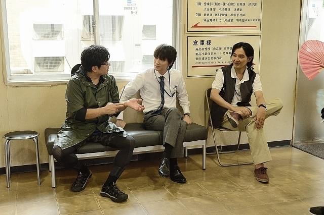 撮影現場での大友啓史監督（左）と綾野剛、松田龍平
