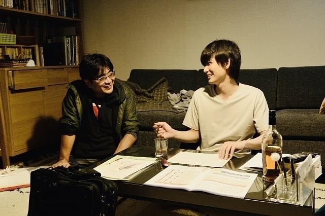 撮影中、綾野剛との一コマ