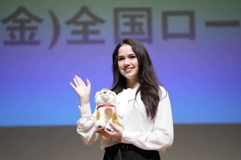 ザギトワ選手、愛犬マサルは「元気」 本人役で出演の映画をアピール