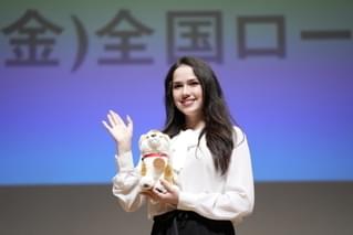 ザギトワ選手、愛犬マサルは「元気」 本人役で出演の映画をアピール