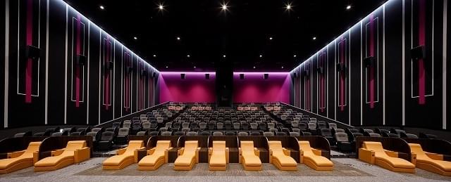 飛沫防止とパーソナルスペース確保のため、全座席間にパーテーション＆専用肘掛けを設置