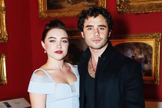 「ミッドサマー」の人気女優フローレンス・ピュー、兄の新曲に歌手として参加