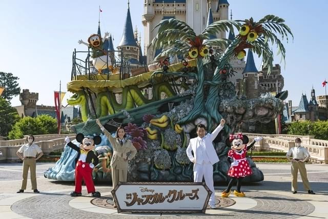 ミッキーマウスやディズニーの仲間たちが祝福