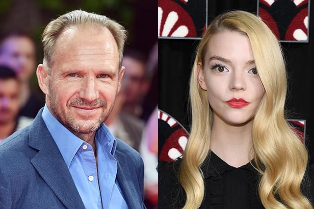 アニヤ・テイラー=ジョイ(右)&レイフ・ファインズ