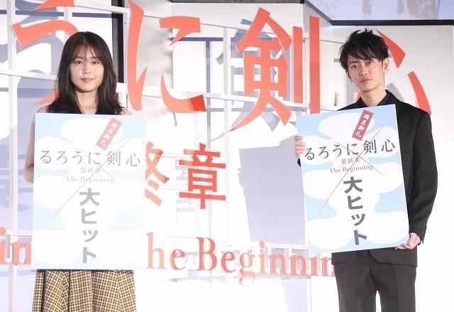 (左から)有村架純、佐藤健