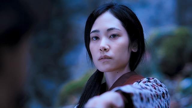 阿部純子はひとり二役を演じる