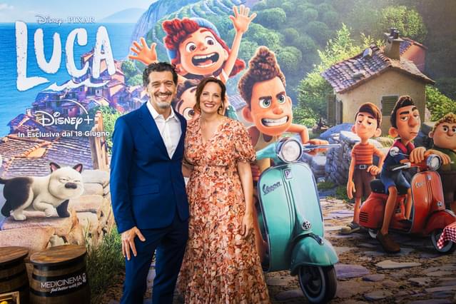 エンリコ・カサローザ監督（左）とプロデューサーのアンドレア・ウォーレン