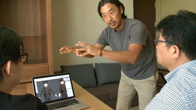 インタビューする清水ハン栄治監督