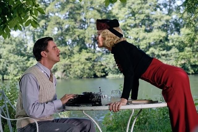 作家の男、彼があの世からよみがえらせた妻、現在の妻が織りなす奇妙な三角関係を描く