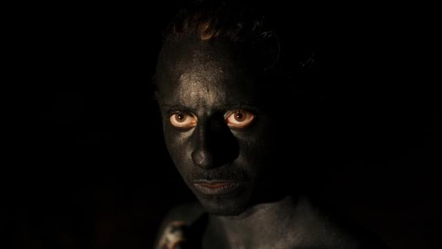 世間から隔絶された高地で暮らすゲリラ組織の8人の少年少女を描く