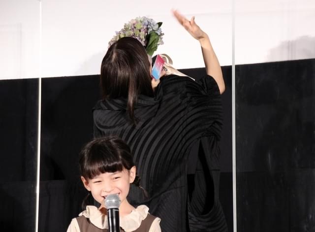 涙を拭う芳根京子から場をつなぐよう頼まれた鈴木咲