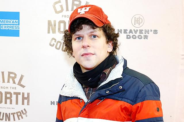 共演はエイドリアン・ブロディ&ライリー・キーオ