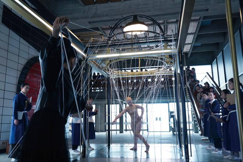 近未来なのにハイテク機器は登場せず 「Arc アーク」石川慶監督、こだわりの美術