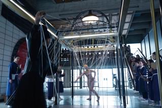 近未来なのにハイテク機器は登場せず 「Arc アーク」石川慶監督、こだわりの美術