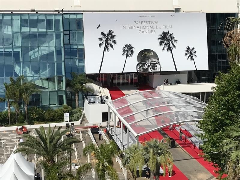 第74回カンヌ国際映画祭が開幕 カラックス新作、破天荒な悲喜劇に賛否分かれる