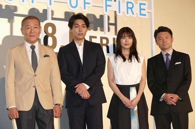 作品の持つ意義を説いた柳楽優弥(左から2人目)ら