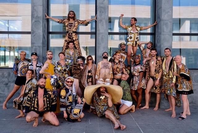 実際の「シャイニー・シュリンプス」 「ユーロ・ゲームズ」参加時のヴェル・サーチェの扮装