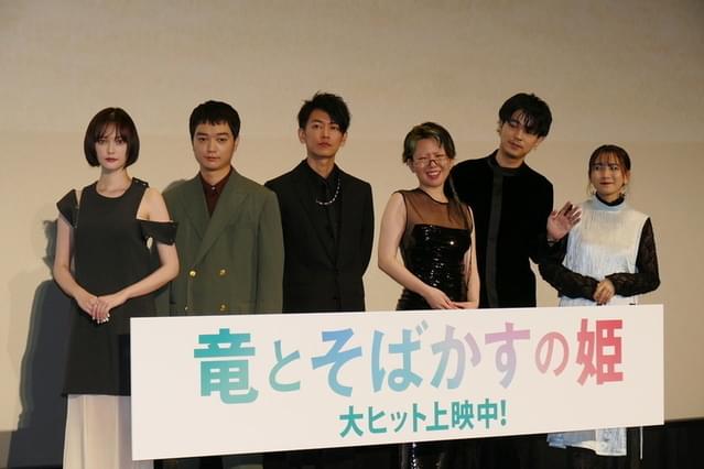 中村佳穂、佐藤健らが初日舞台挨拶に登壇