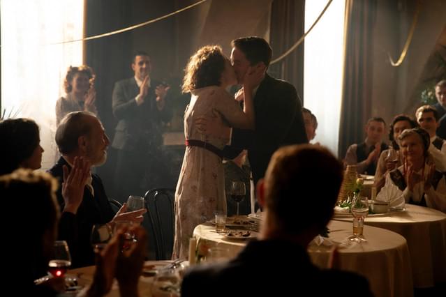 家族に見守られながら盛大な結婚式をあげるが…