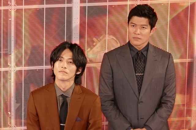 登壇した松坂桃李（左）と鈴木亮平