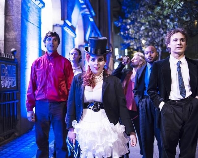 90年代ロンドンで辛口音楽ライターが毒舌記事を書きまくる！「ビルド・ア・ガール」予告編&場面写真8点