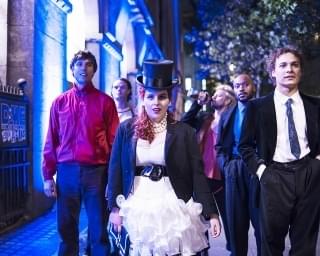 90年代ロンドンで辛口音楽ライターが毒舌記事を書きまくる！「ビルド・ア・ガール」予告編&場面写真8点