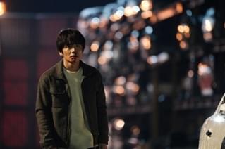 風間俊介、謎めいたバーのマスターを妙演 「鳩の撃退法」場面写真