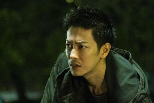 背負った“過去”を感じさせる鋭い目つき